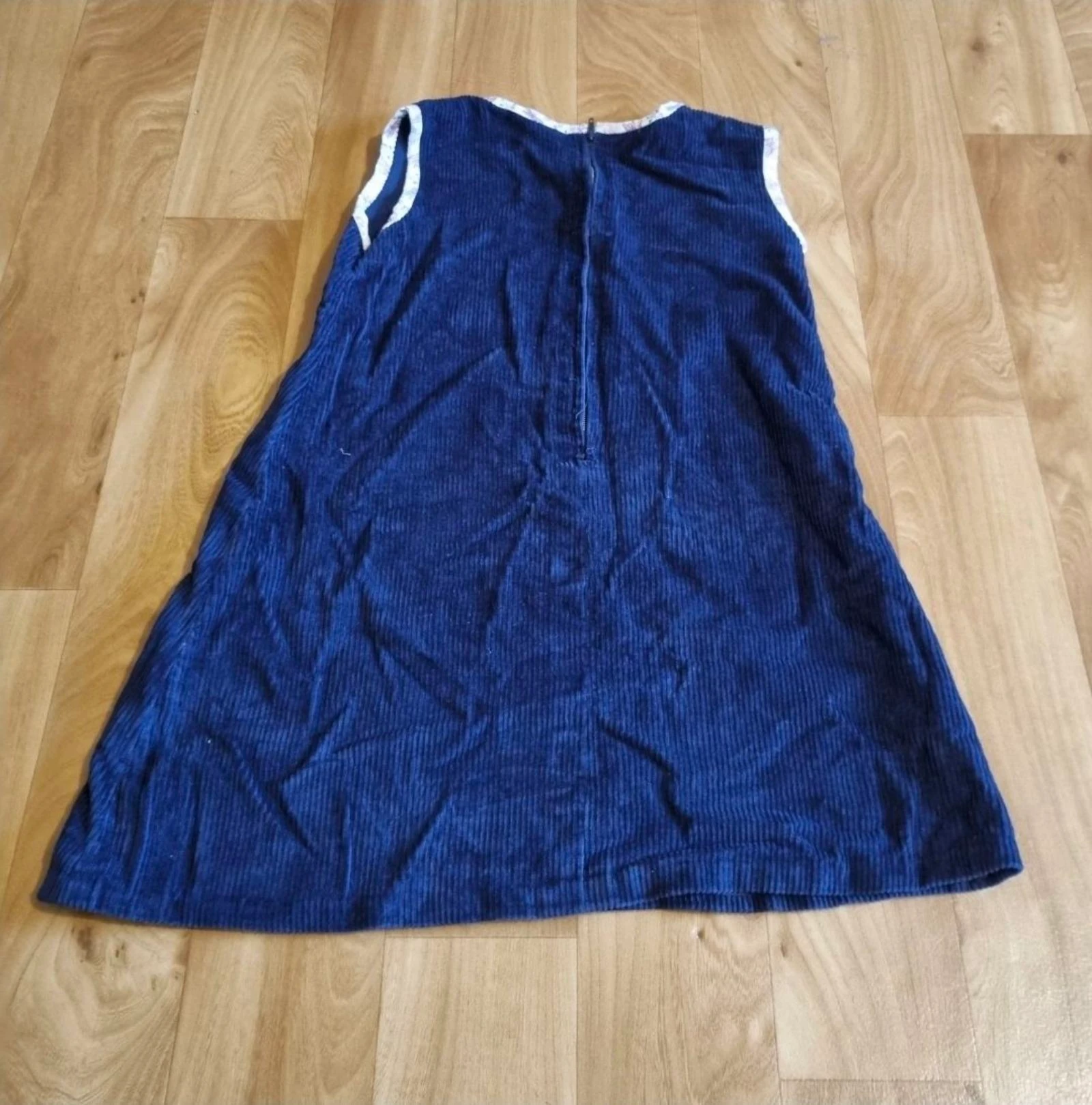 korte fluwelen jurk met geborduurde vlinder in zak, maat 6 jaar – photo 2